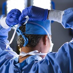 Symbolbild: Eine Ärztin im Operationsraum. (Quelle: dpa/Channel Partners)