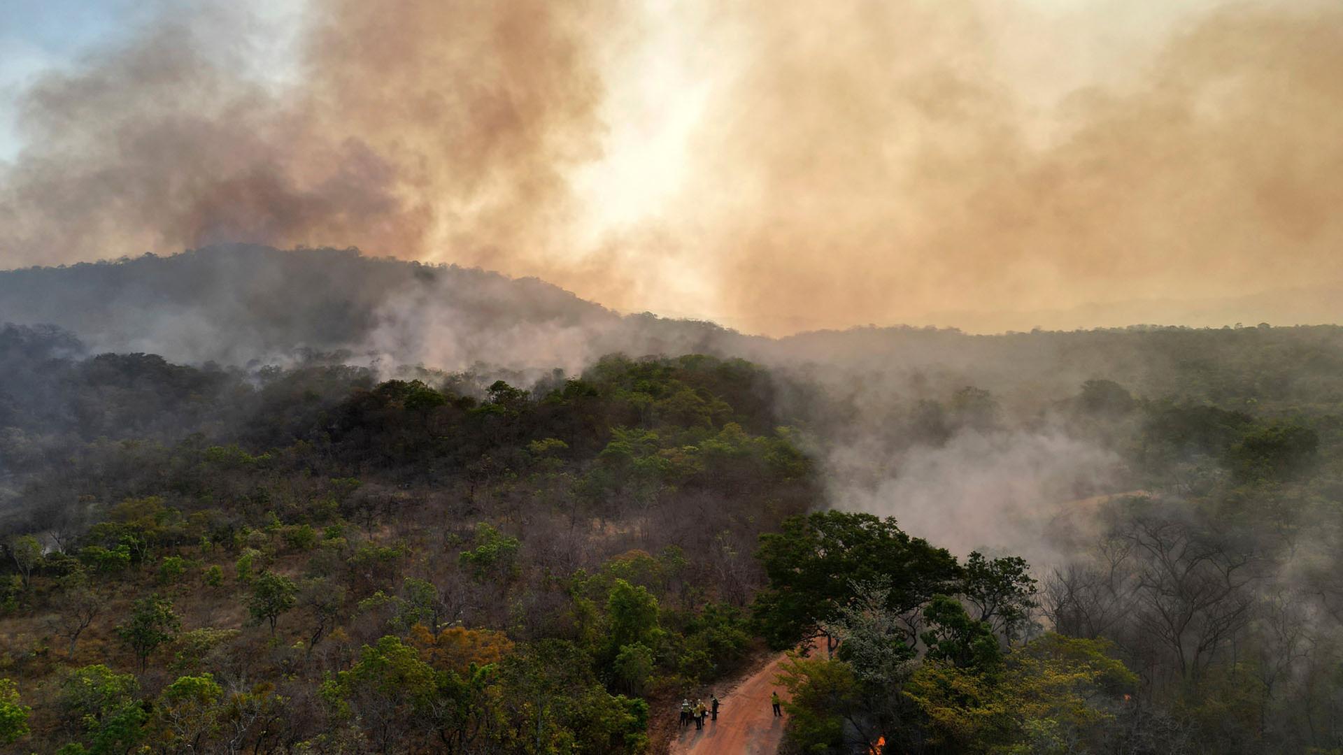 Rauch steigt von Waldbränden in der Nähe des brasilianischen Nationalparks Chapada dos Veadeiros auf. | AP