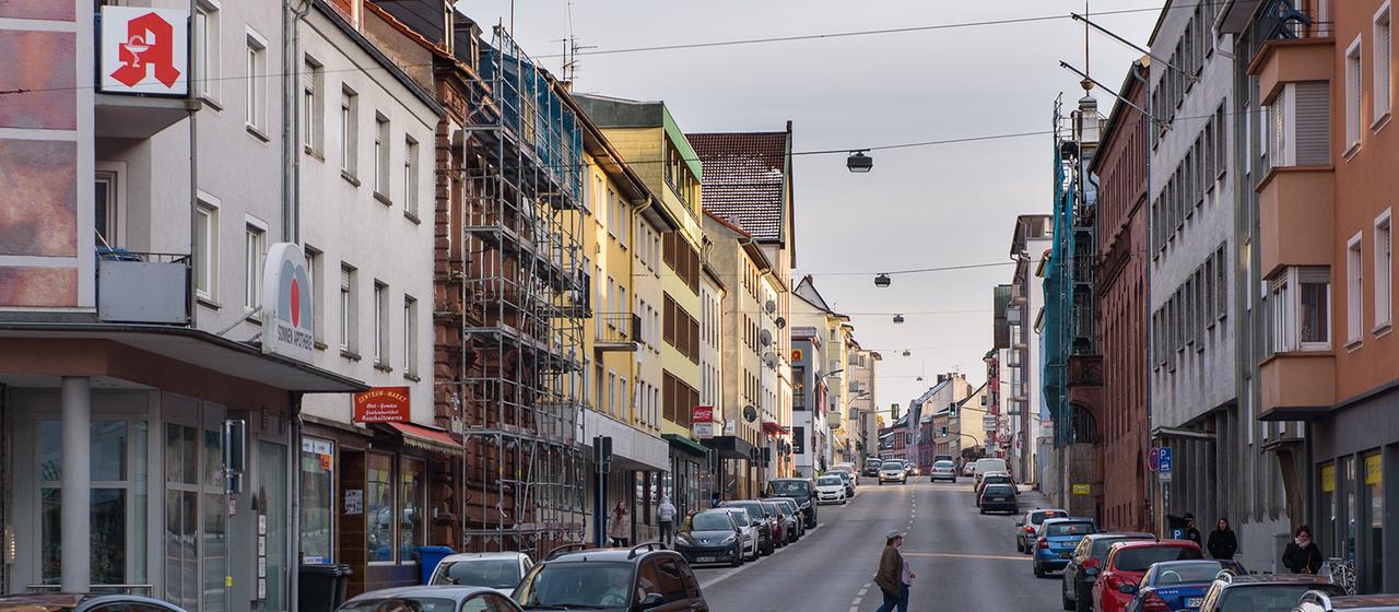Eine Frau überquert die Alleestraße in der Innenstadt von Pirmasens