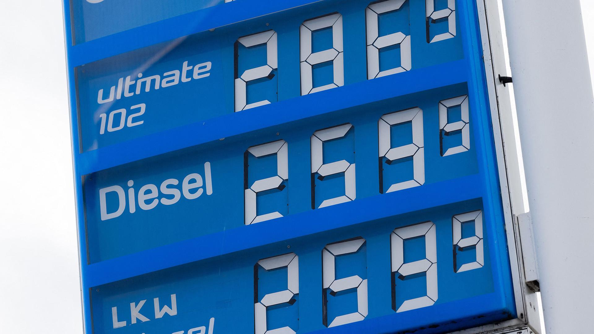 Kraftstoffpreise werden an der Anzeigetafel einer Tankstelle angezeigt. | Rolf Vennenbernd/dpa