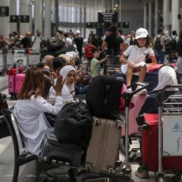 Passagiere warten in der Abflughalle des Flughafens in Beirut.