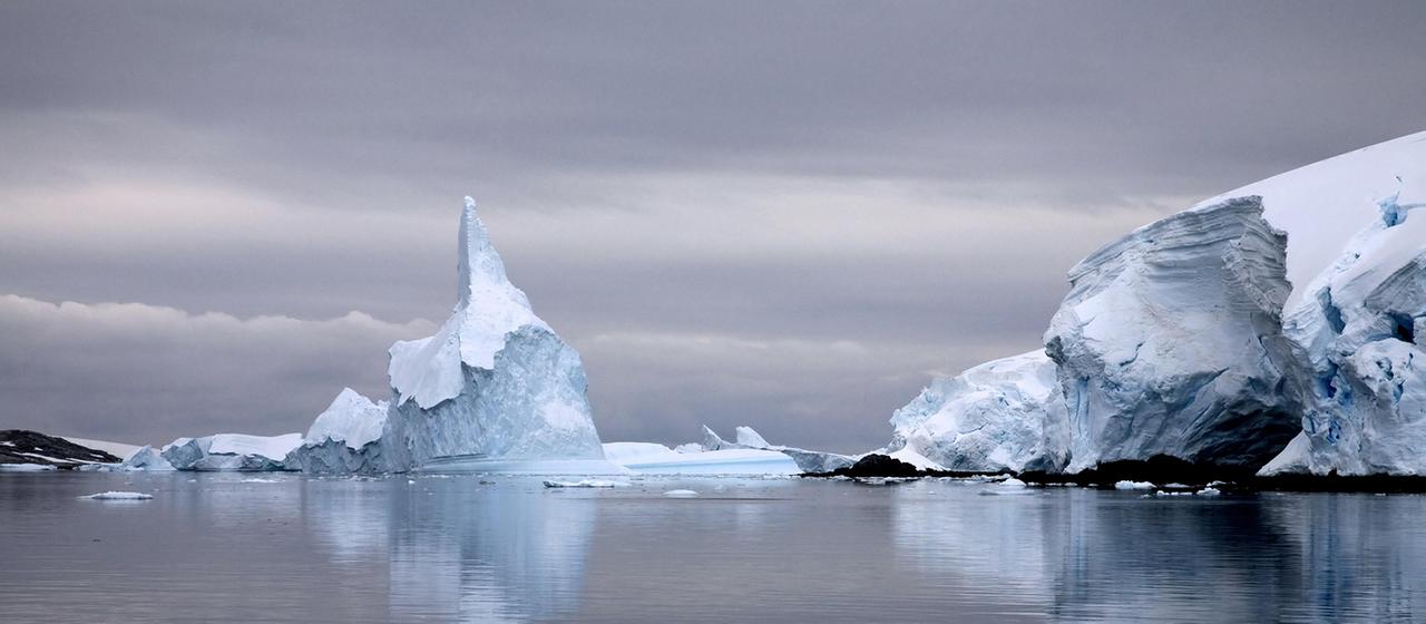 Eisberge im Lemaire Kanal, Antarktis (Aufnahme: April 2023) | picture alliance / imageBROKER Eisberge im Lemaire Kanal, Antarktis (Aufnahme: April 2023)
