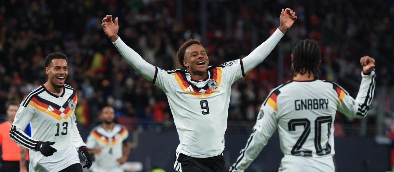 Assan Ouédraogo jubelt beim Qualifikationsspiel gegen die Slowakei.