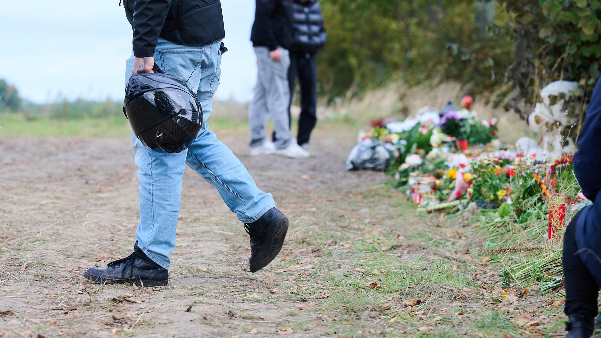 Menschen kommen an die Unfallstelle nahe Biesenthal, nehmen Abschied von den Verstorbenen und legen Blumen ab. (Quelle: dpa/Annette Riedl) | dpa/Annette Riedl