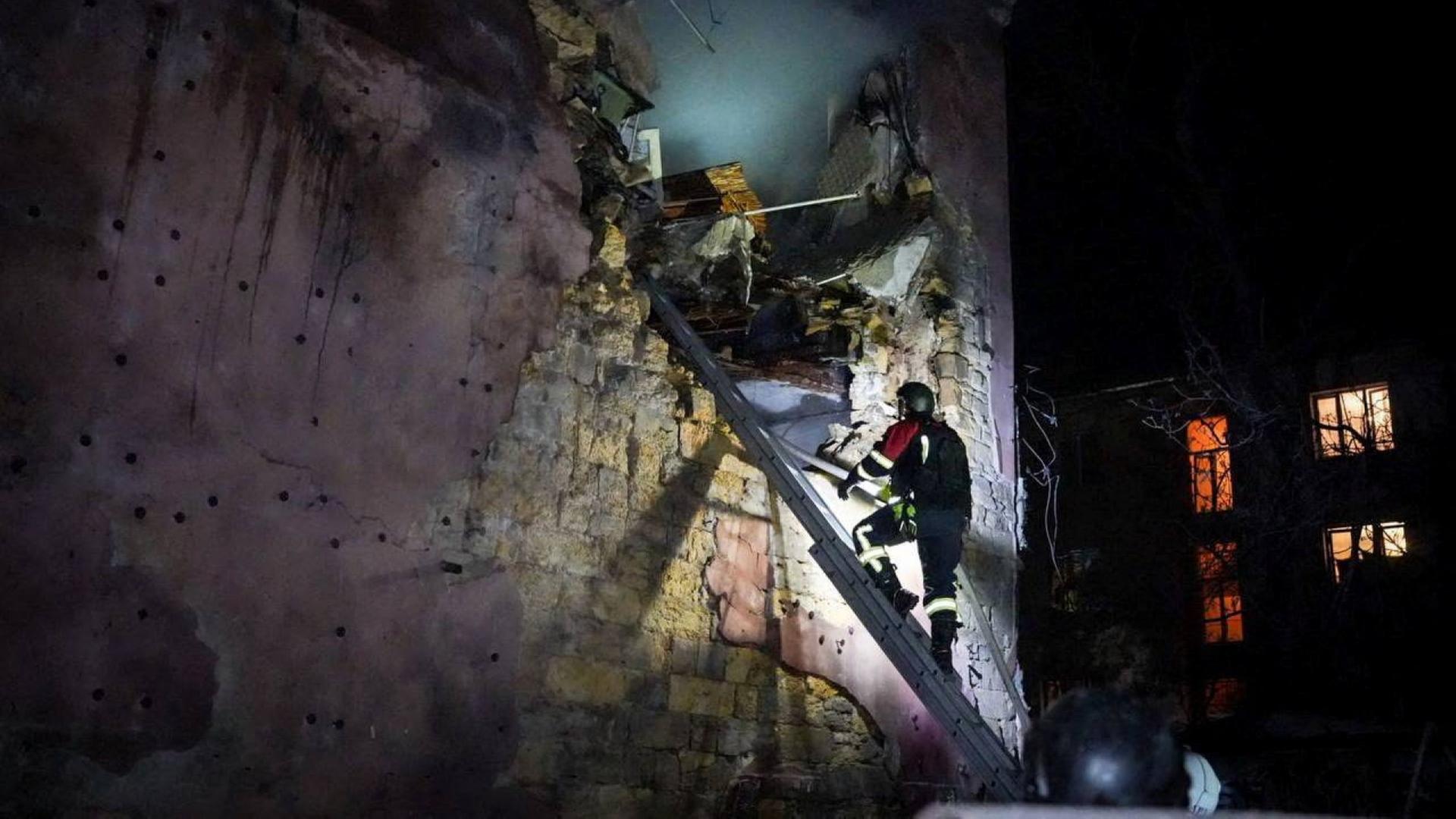 Einsatzkräfte an einem zerstörten Haus in Odessa | via REUTERS