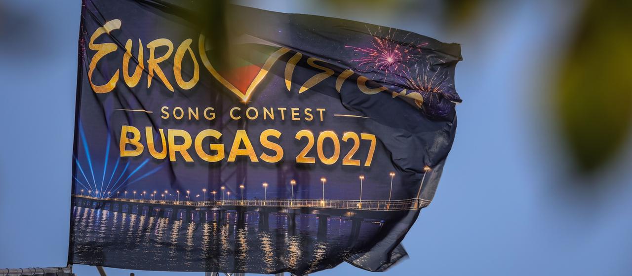 Eine Flagge wirbt für den ESC 2027 in Bulgarien.