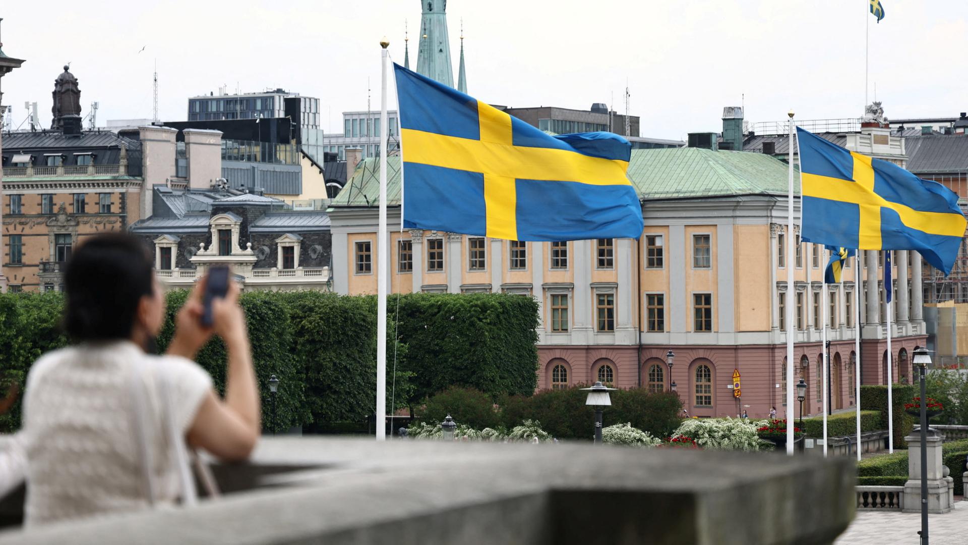 Ein Frau fotografiert in Stockholm | REUTERS