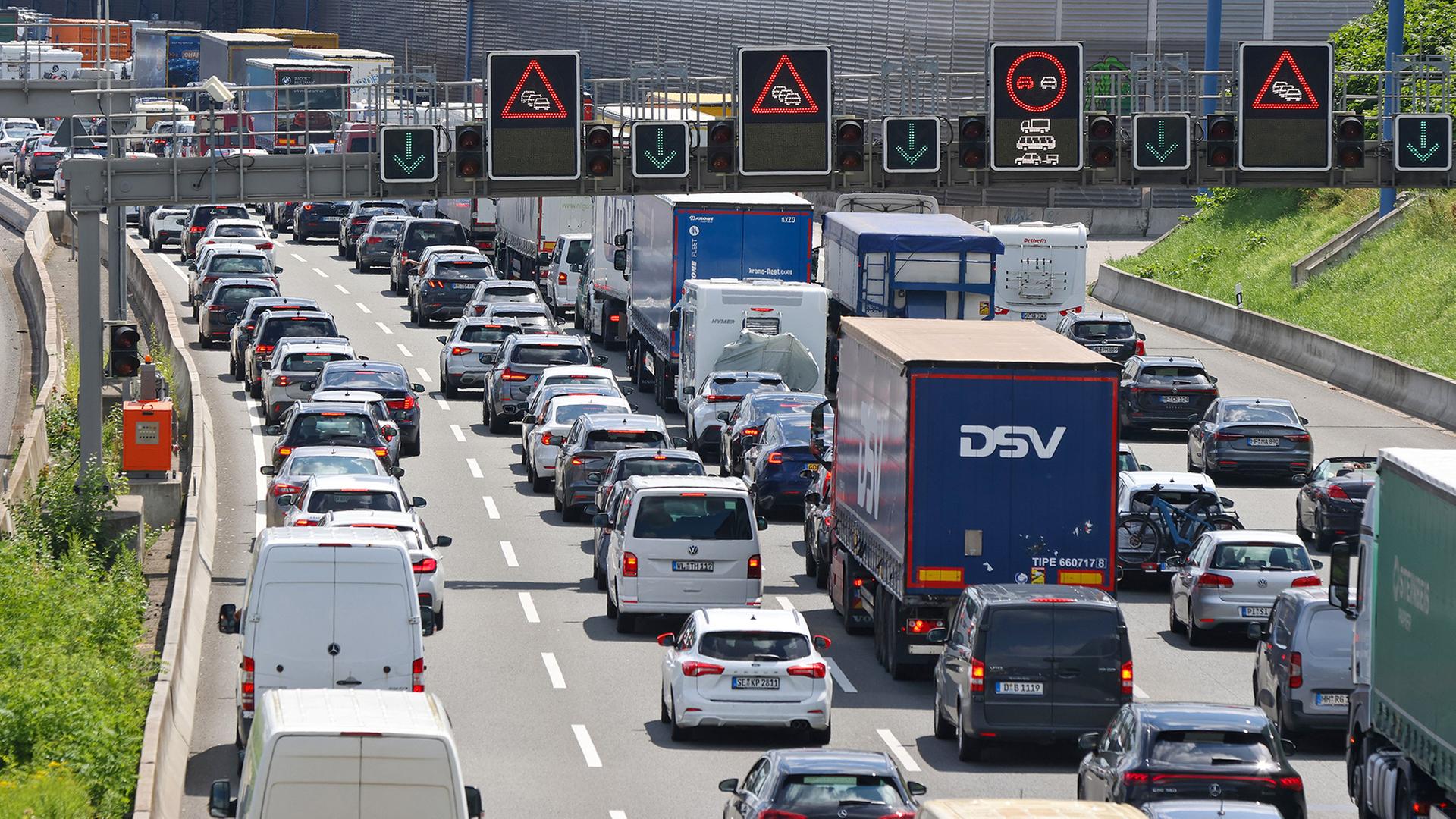 Stockender Verkehr und Stau auf der Autobahn A7 in Hamburg in Richtung S�den. | Bodo Marks/dpa
