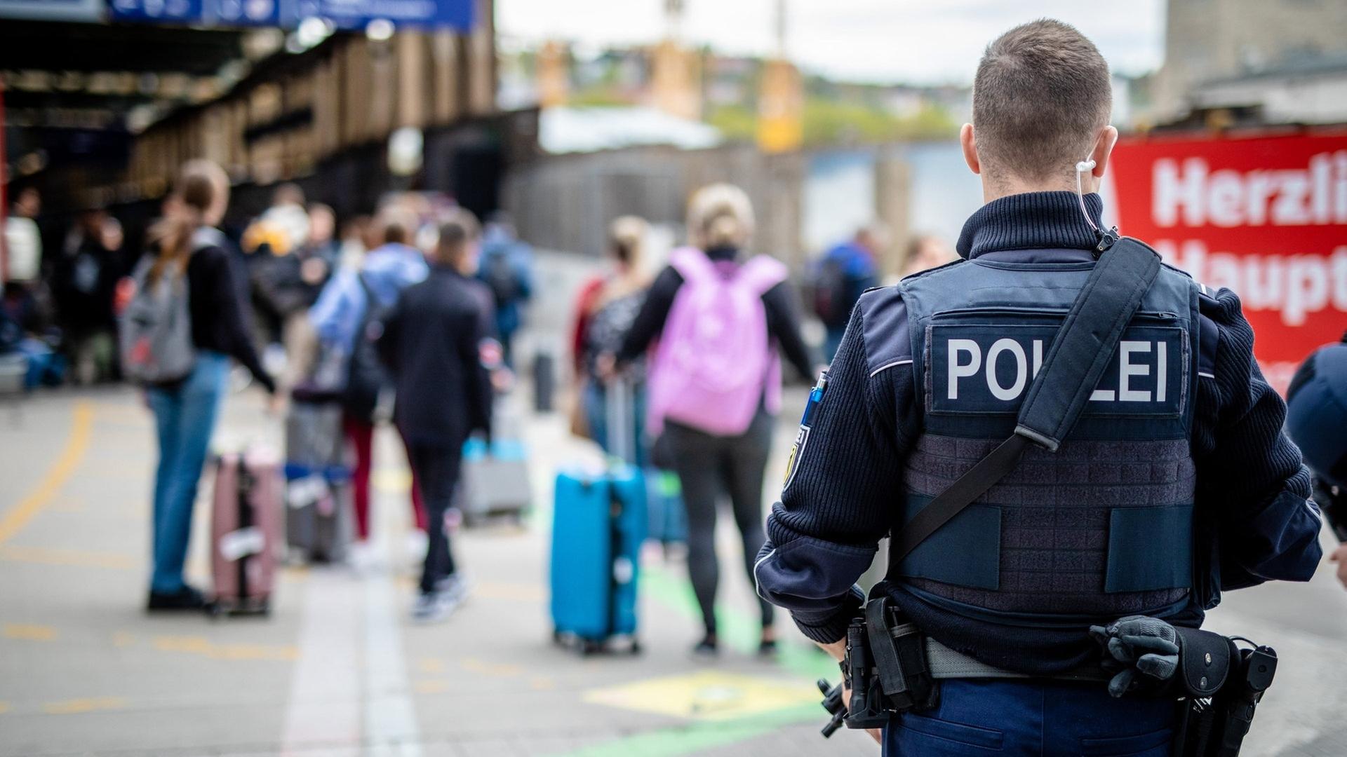 Ein Polizist steht am Stuttgarter Hauptbahnhof.