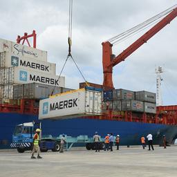 Container werden am Hafen von Lamu in Kenia entladen.