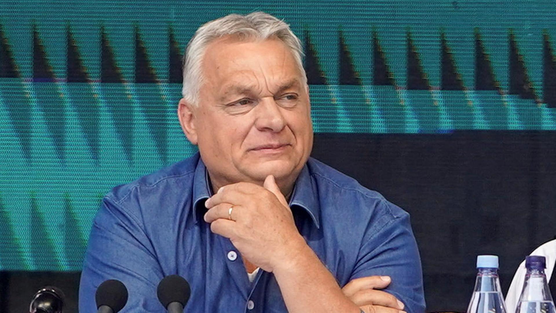 Ungarns Ministerpräsident Viktor Orban sitzt auf einem Podium | via REUTERS