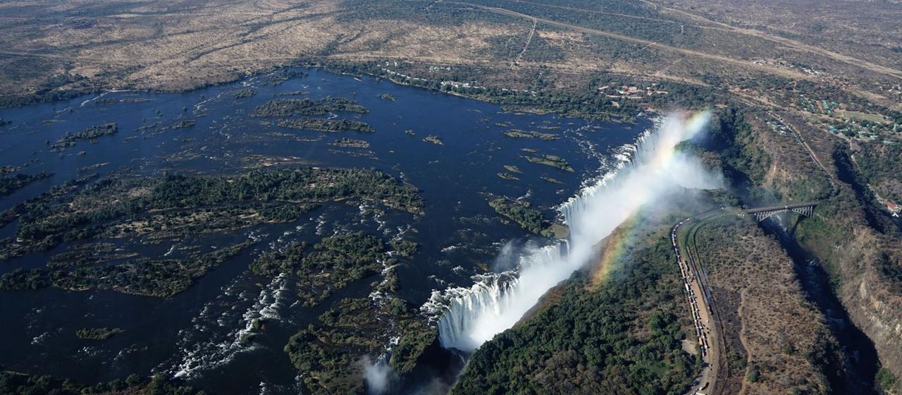 Ein Regenbogen über den Victoriafällen am Sambesi an der Grenze zwischen Sambia und Simbabwe. (Archivbild: 29.06.2018)