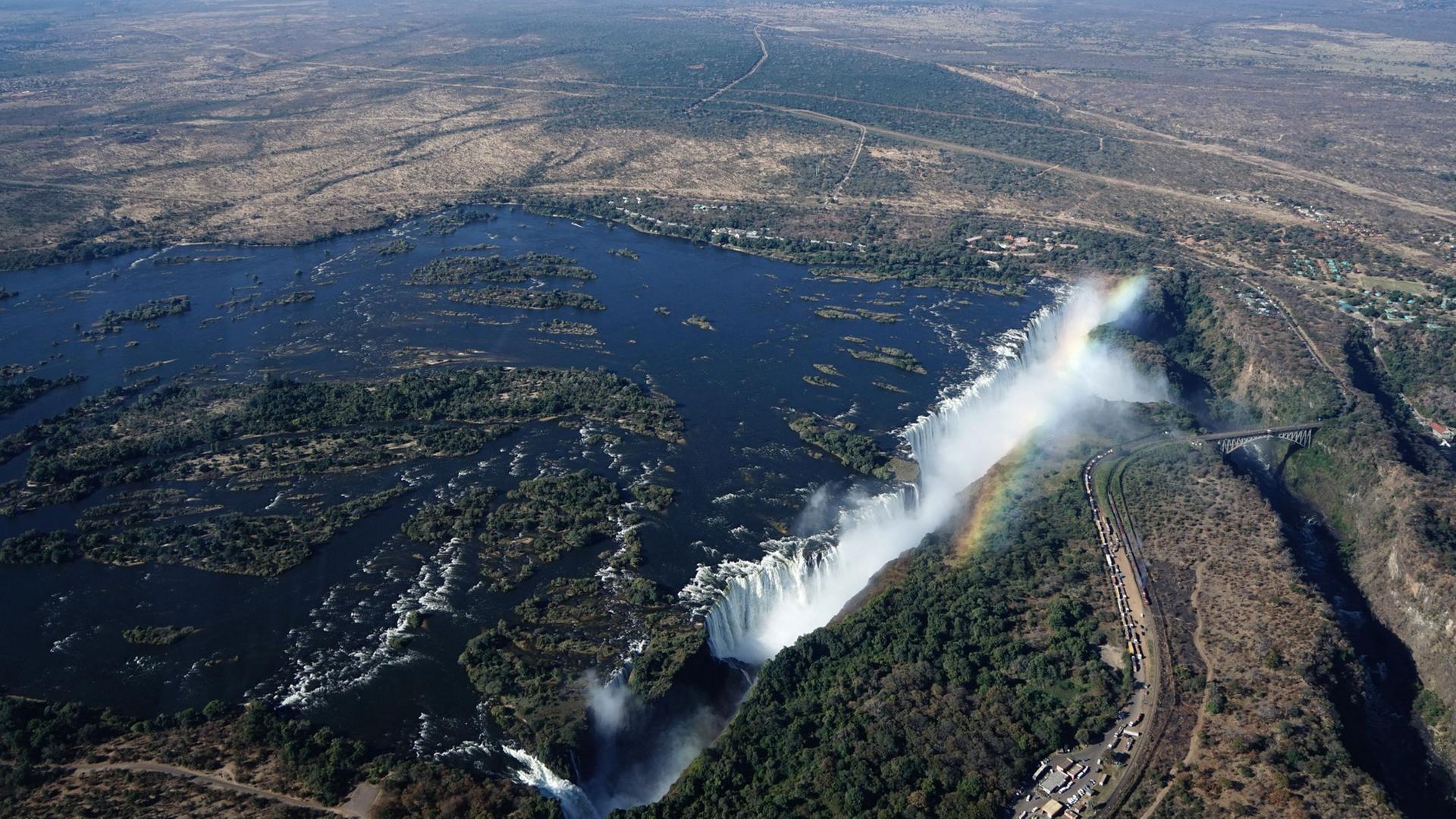 Ein Regenbogen über den Victoriafällen am Sambesi an der Grenze zwischen Sambia und Simbabwe. (Archivbild: 29.06.2018) | AFP