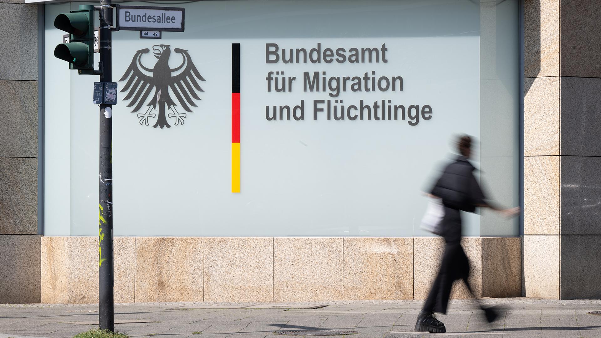 Ein Mann geht vor dem Bundesamt für Migration und Flüchtlinge vorbei. | dpa
