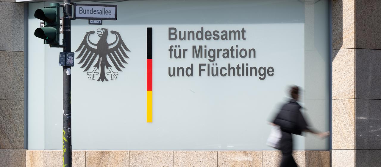 Ein Mann geht vor dem Bundesamt für Migration und Flüchtlinge vorbei.