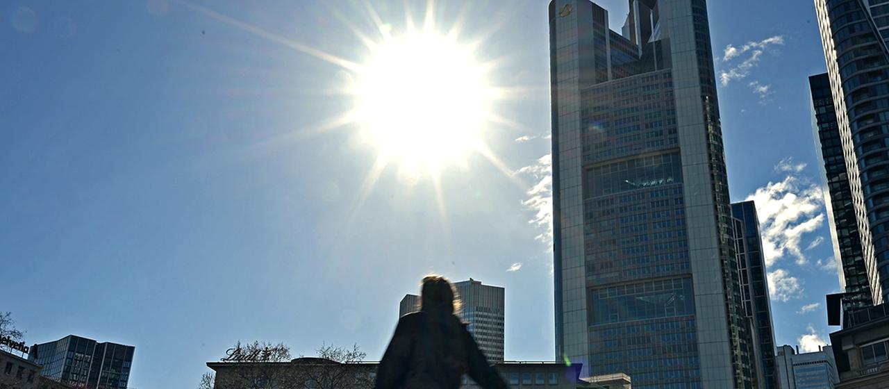 Die Sonne strahlt über einem Hochhaus in Frankfurt am 16.03.2026.