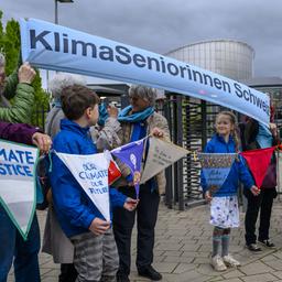 Die Klimaseniorinnen Schweiz stehen vor dem Europäischen Gerichtshof für Menschenrechte (EGMR) anlässlich einer öffentlichen Anhörung vor der Grossen Kammer des EGMR.