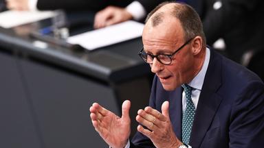 Oppositionsführer Merz am Rednerpult bei der Generaldebatte im Bundestag.