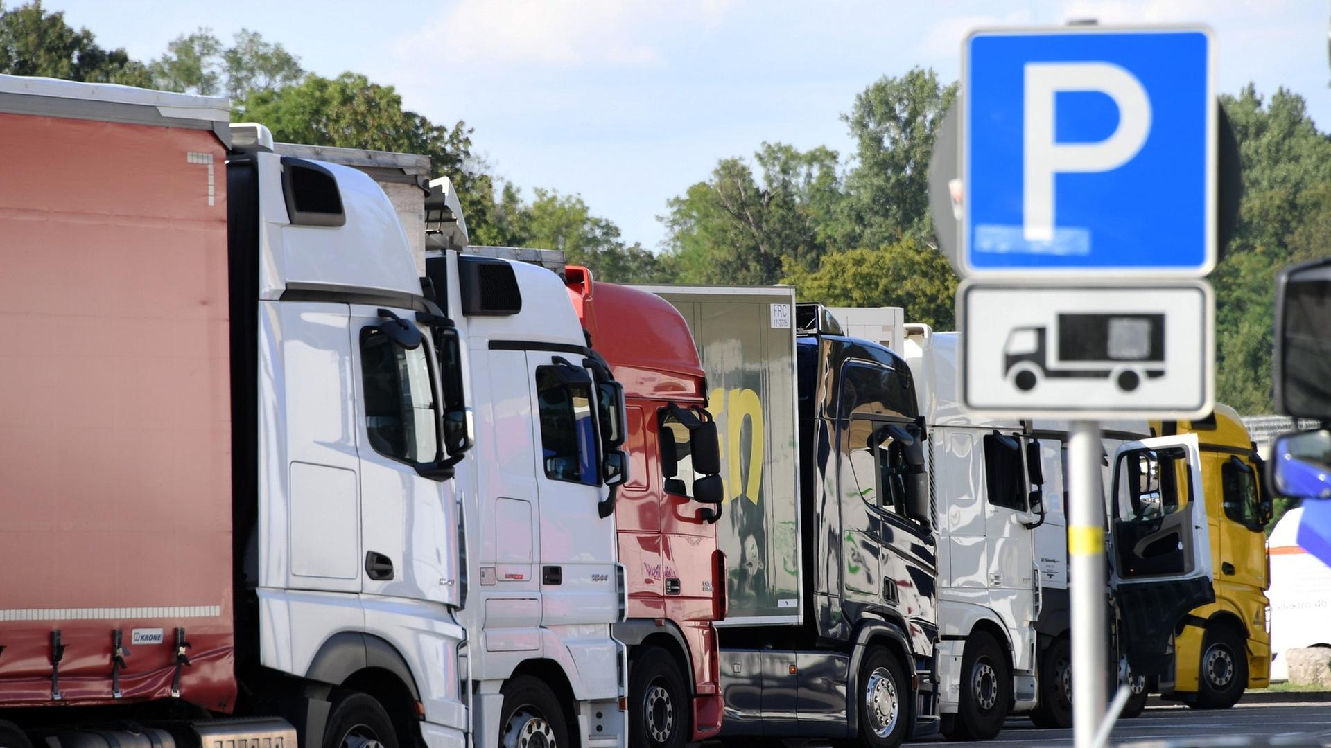 Lkw-Fahrverbot an Sonntagen ausgesetzt: Kritik von ADAC und ver.di
