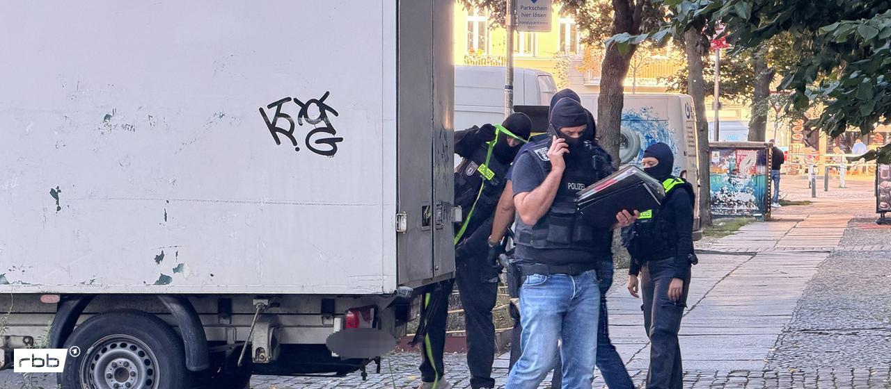 Polizeibeamte durchsuchen einen Lastwagen im Ortsteil Gesundbrunnen. (Quelle: dpa/Sven Kaeuler)