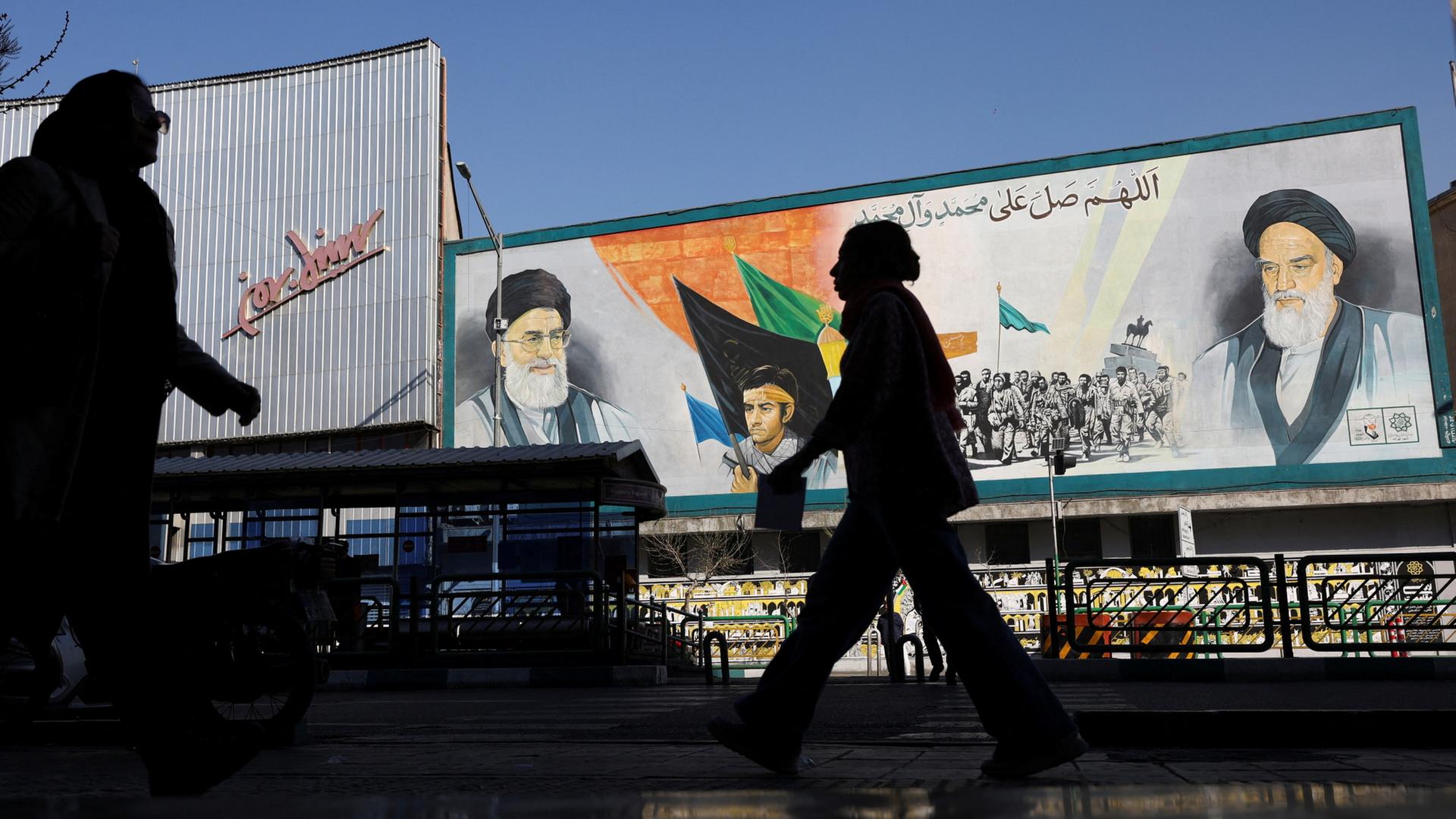 Menschen gehen in Teheran (Iran) an einem Wandgem�lde vorbei, das Bilder von Ayatollah Ali Chamenei und Ayatollah Ruhollah Chomeini zeigt. | via REUTERS