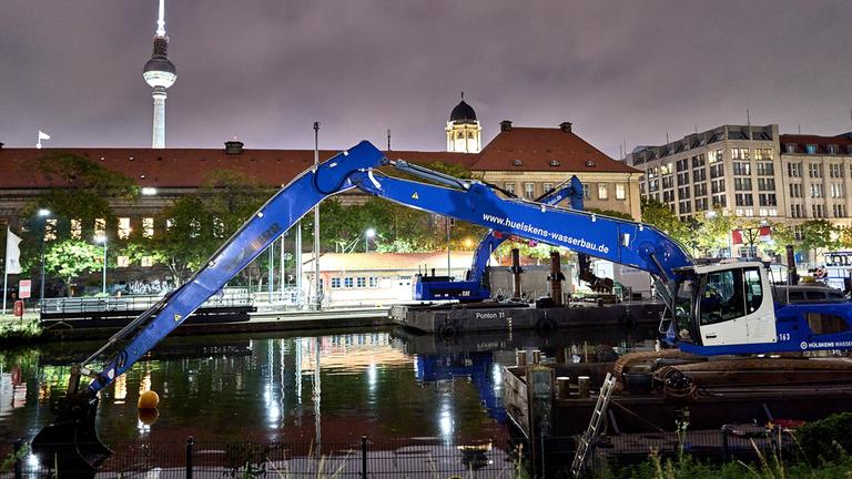 Eine Weltkriegsbombe wurde bei der Fischerinsel in Berlin gefunden. Die Bombe wurde bei Bauarbeiten an der Mühlendammschleuse entdeckt, fotografiert am 19.09.2025. (Quelle: picture alliance/dpa/Michael Ukas)