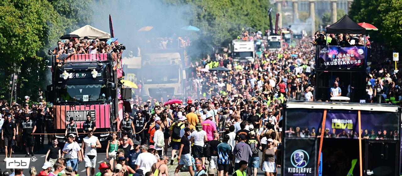 Zahlreiche Menschen feiern bei einer Parade vor dem Brandenburger Tor.