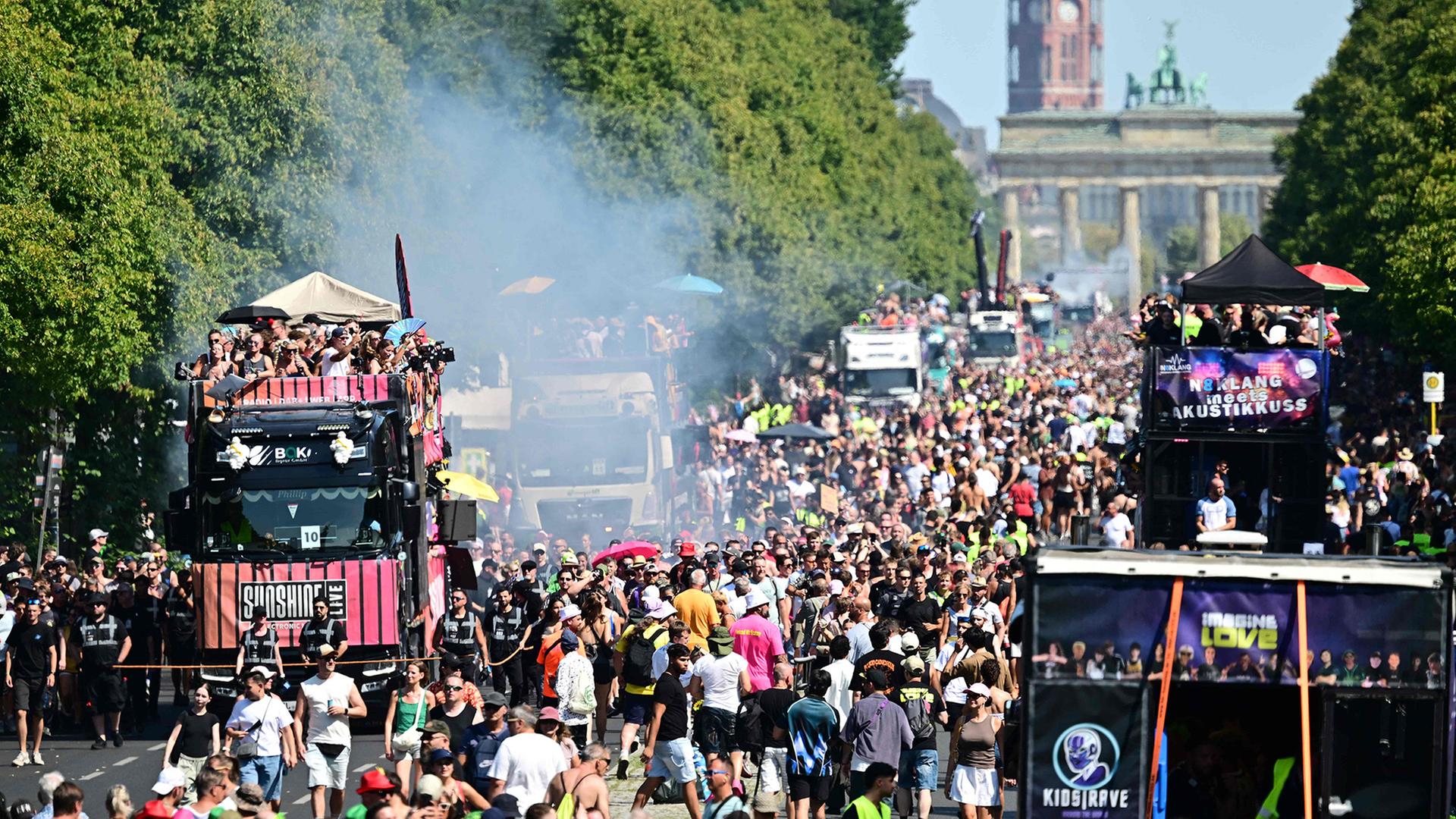Zahlreiche Menschen feiern bei einer Parade vor dem Brandenburger Tor. | AFP