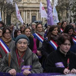 Befürworterinnen eines Grundrechts auf Abtreibung bei einer Demonstration in Paris.