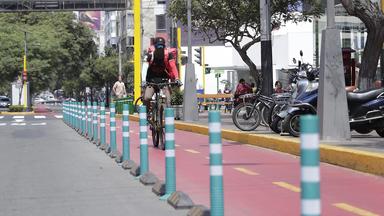 Ein Fahrradfahrer fährt auf einem Radweg in Lima.