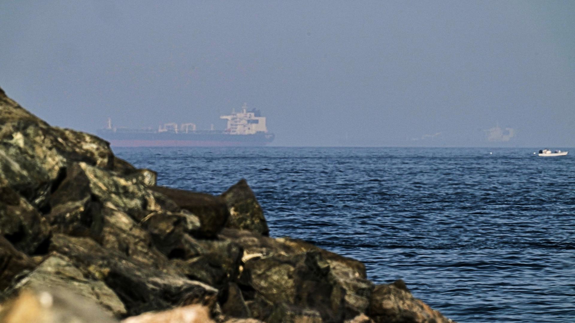 Frachtschiffe auf dem Meer im Golf von Oman nahe der Straße von Hormus. | AP