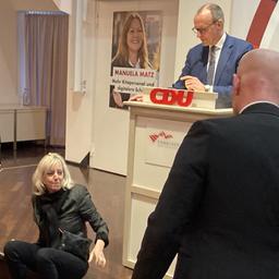 Eine Klimaschutzaktivistin der "Letzten Generation" hat eine Rede des CDU-Bundesvorsitzenden Friedrich Merz gestört und sich mit einer Hand auf der Bühne festgeklebt.