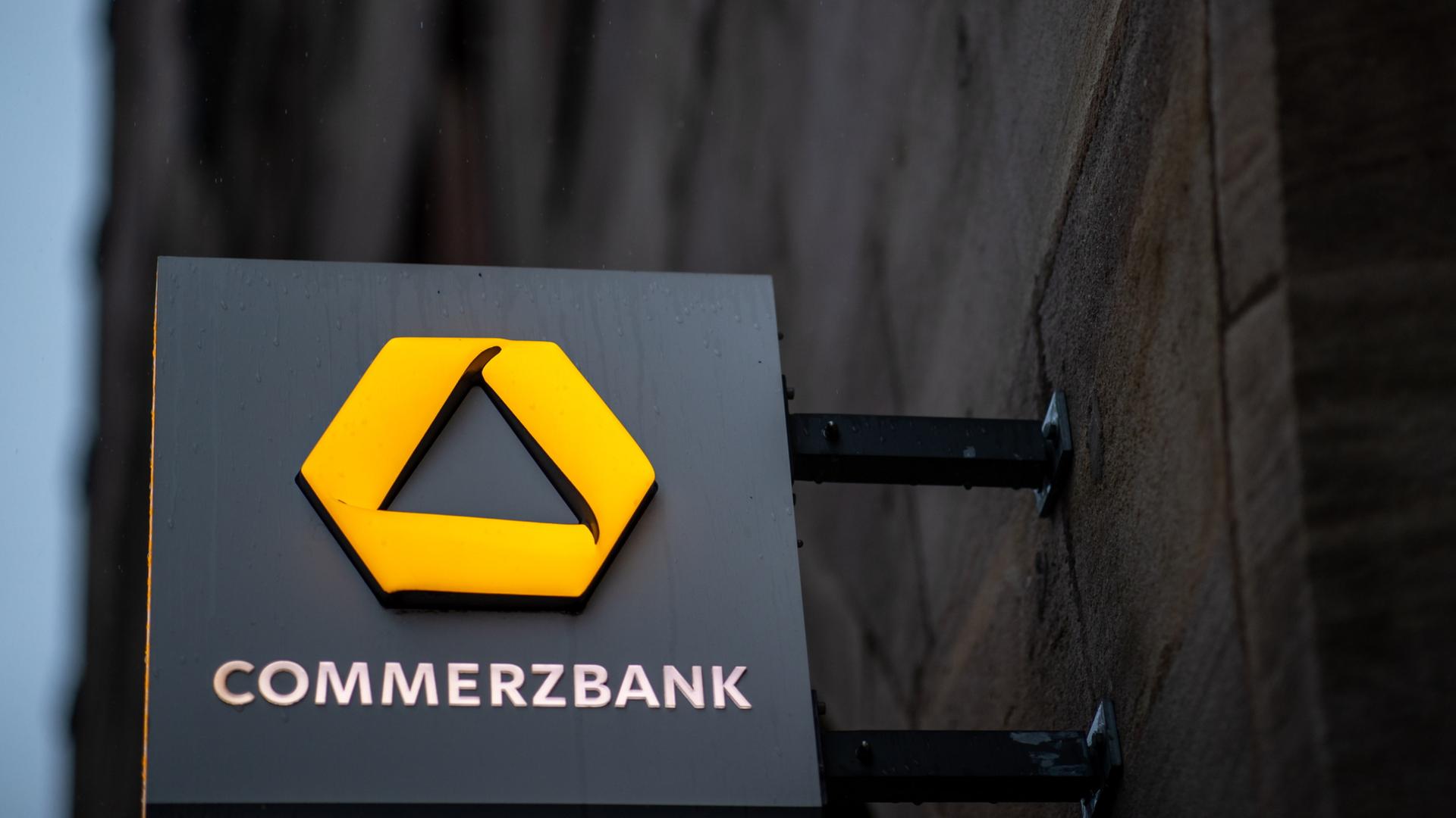 Logo der Commerzbank an einer Filiale | dpa