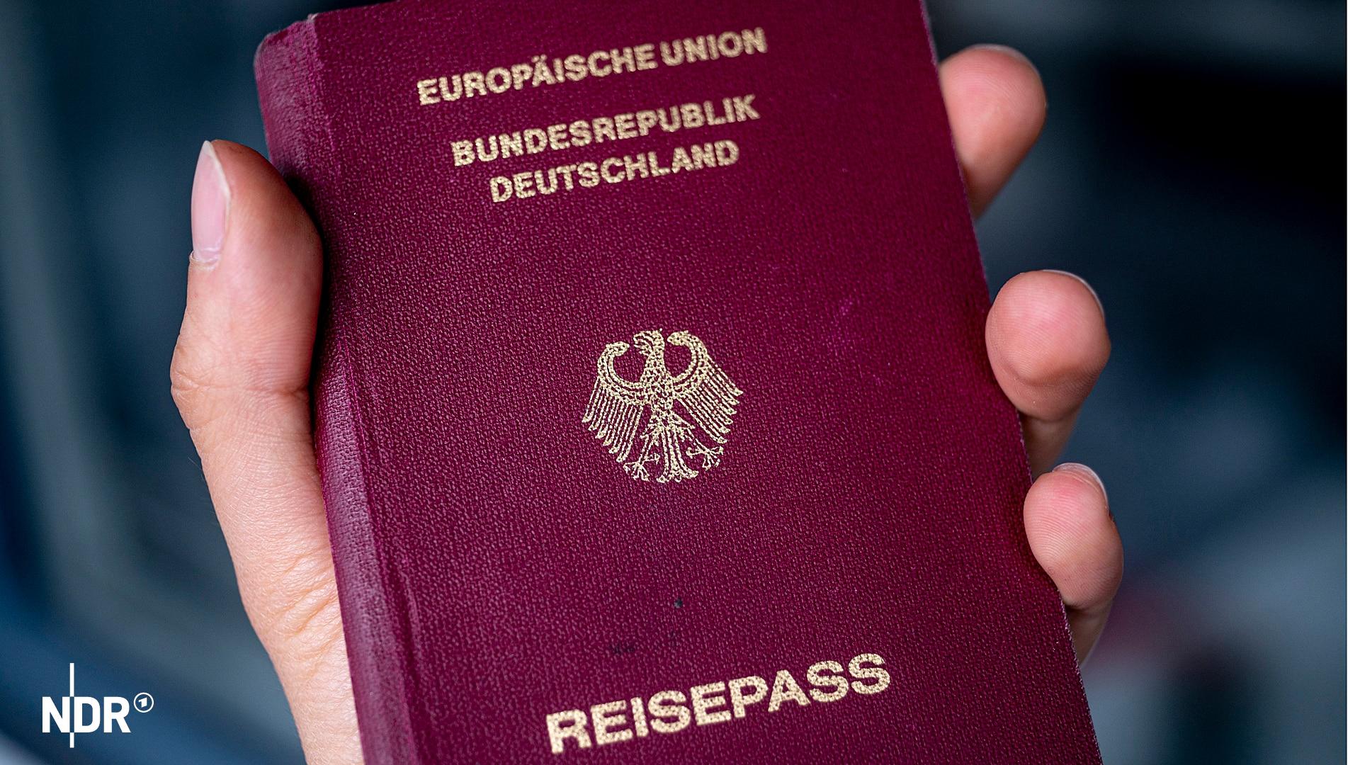 Ein Deutscher Reisepass in der Hand einer Frau. | picture alliance / dpa Ein Deutscher Reisepass in der Hand einer Frau.