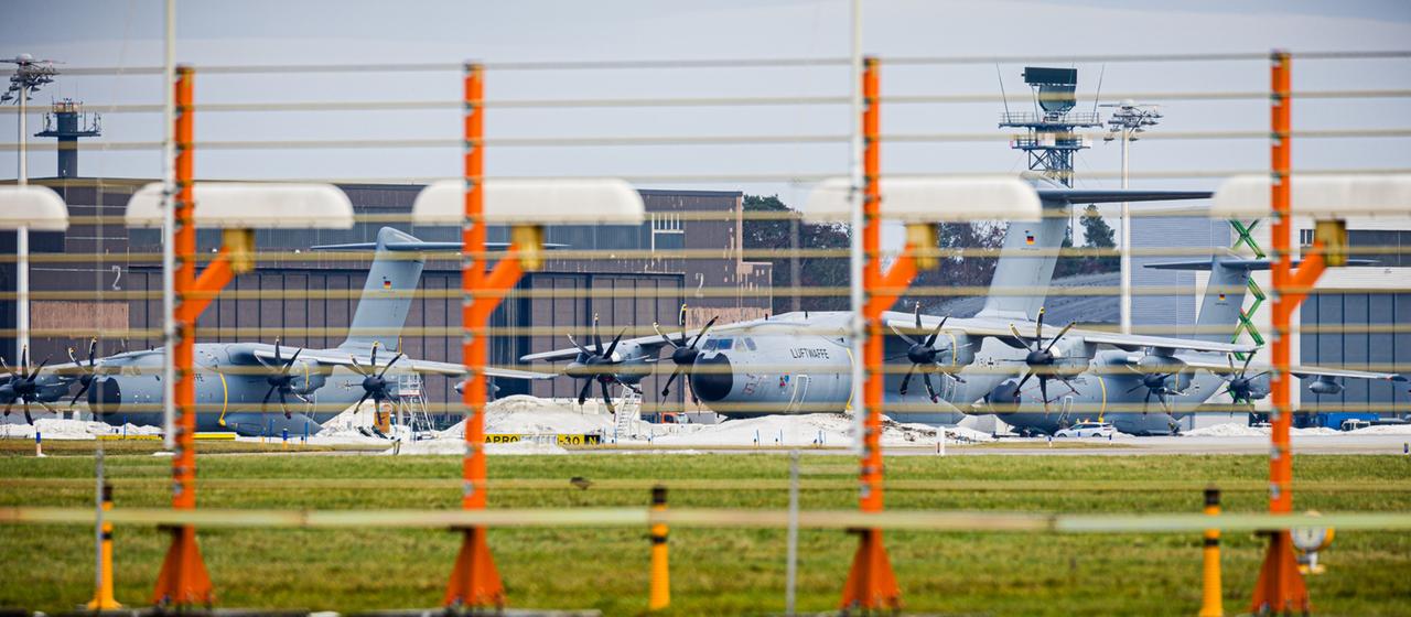 Transportflugzeuge vom Typ Airbus A400M der Luftwaffe stehen auf dem Fliegerhorst Wunstorf in der Region Hannover.