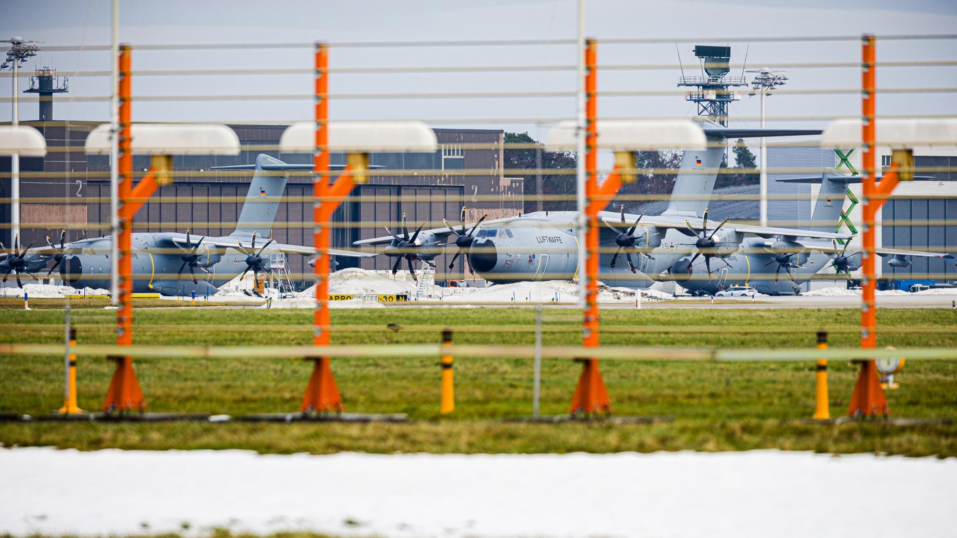 Mehrere Flugzeuge stehen auf einem Flugplatz am Fliegerhorst Wunstorff | dpa