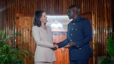 Annalena Baerbock und William Samoei Ruto beim Handschlag während eines Treffens in Nairobi,  in Kenia