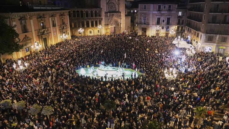Fast 100.000 Menschen haben nach den Überschwemmungen im Südosten Spaniens in Valencia aus Wut über das Krisenmanagement der Behörden protestiert. 