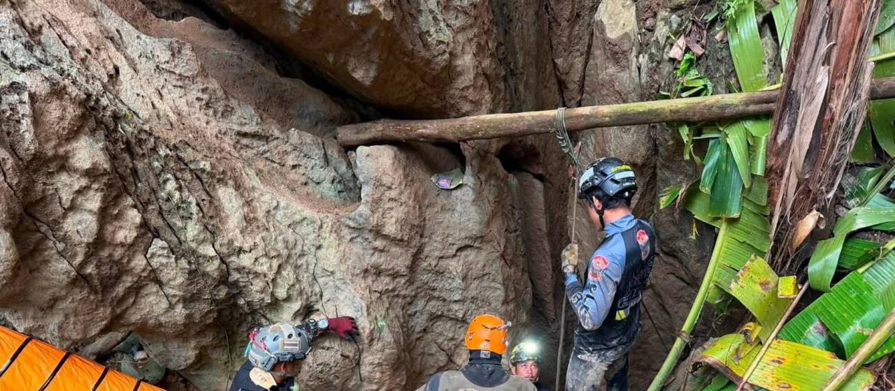 Mitglieder eines Rettungsteams bemühen sich, an einer Höhle in der Provinz Xaisomboun in Laos.