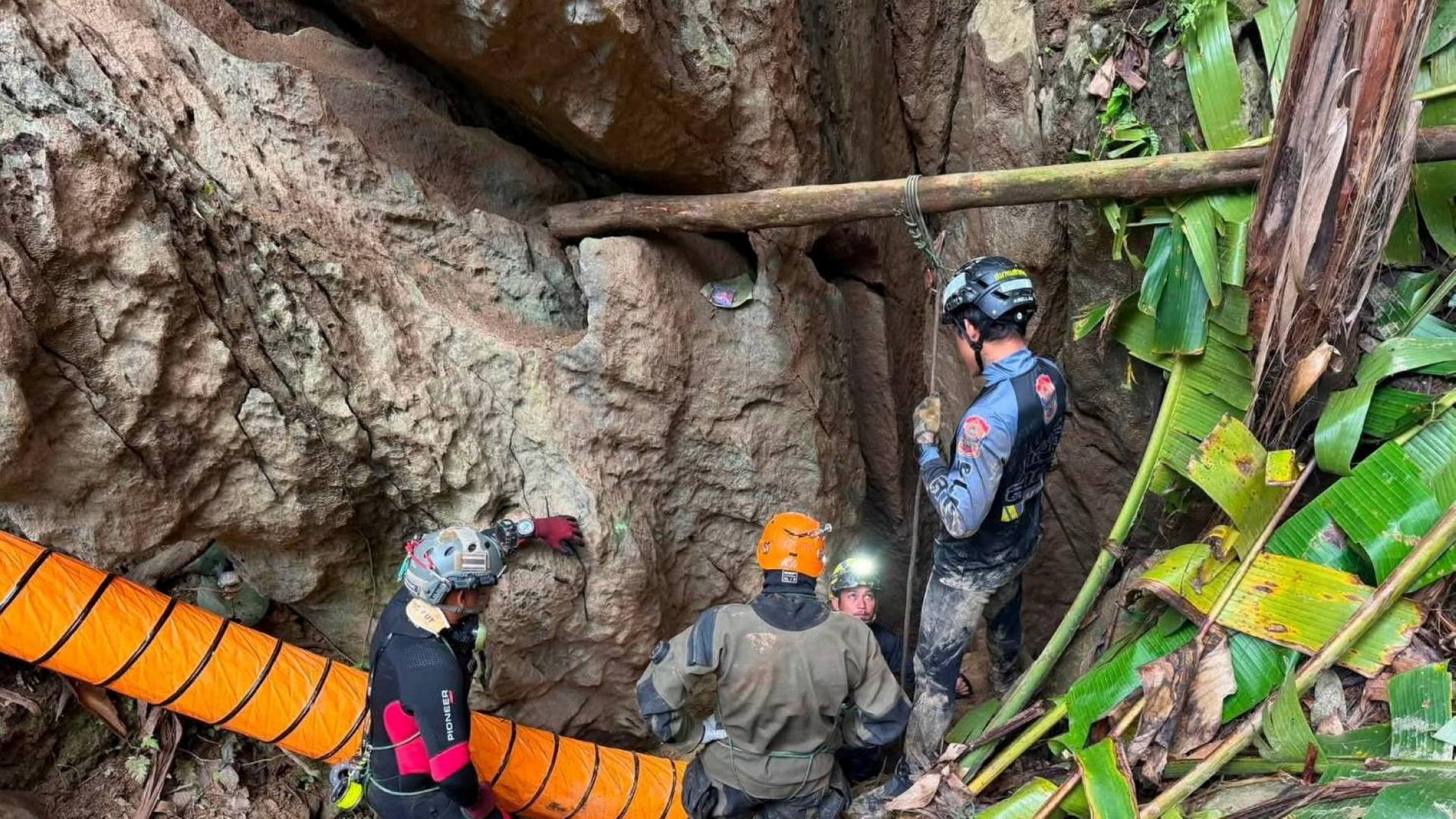 Mitglieder eines Rettungsteams bemühen sich, an einer Höhle in der Provinz Xaisomboun in Laos. | Metta Tham Kalasin Rescue/Handout via REUTERS
