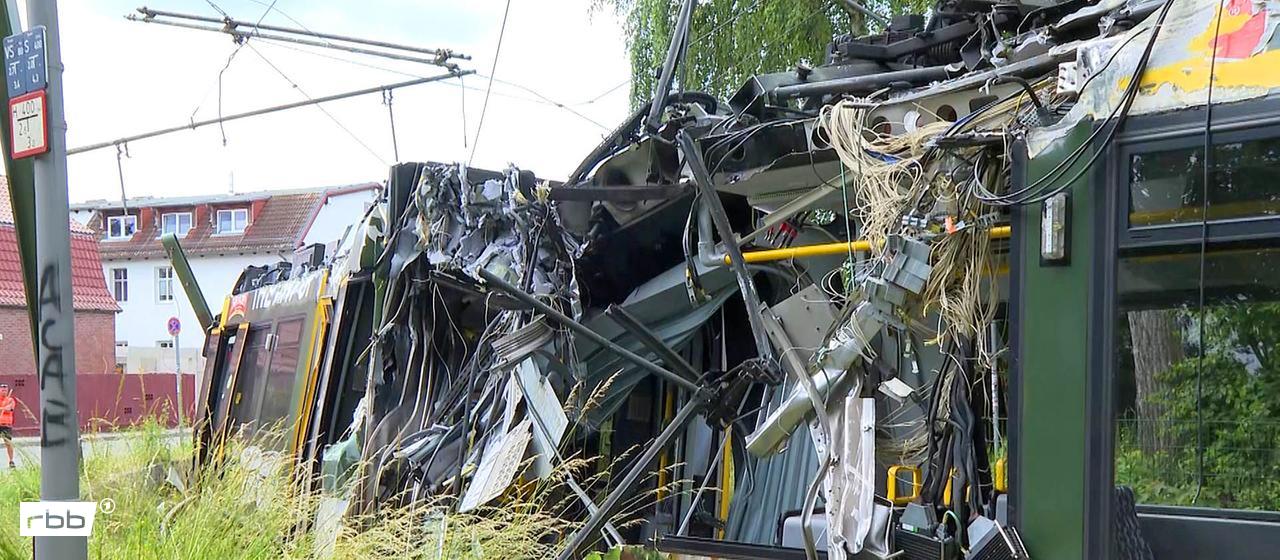 Die zerstörte Straßenbahn am 02.06.2026 in Berlin-Hohenschönhausen (Quelle: TV News Kontor)