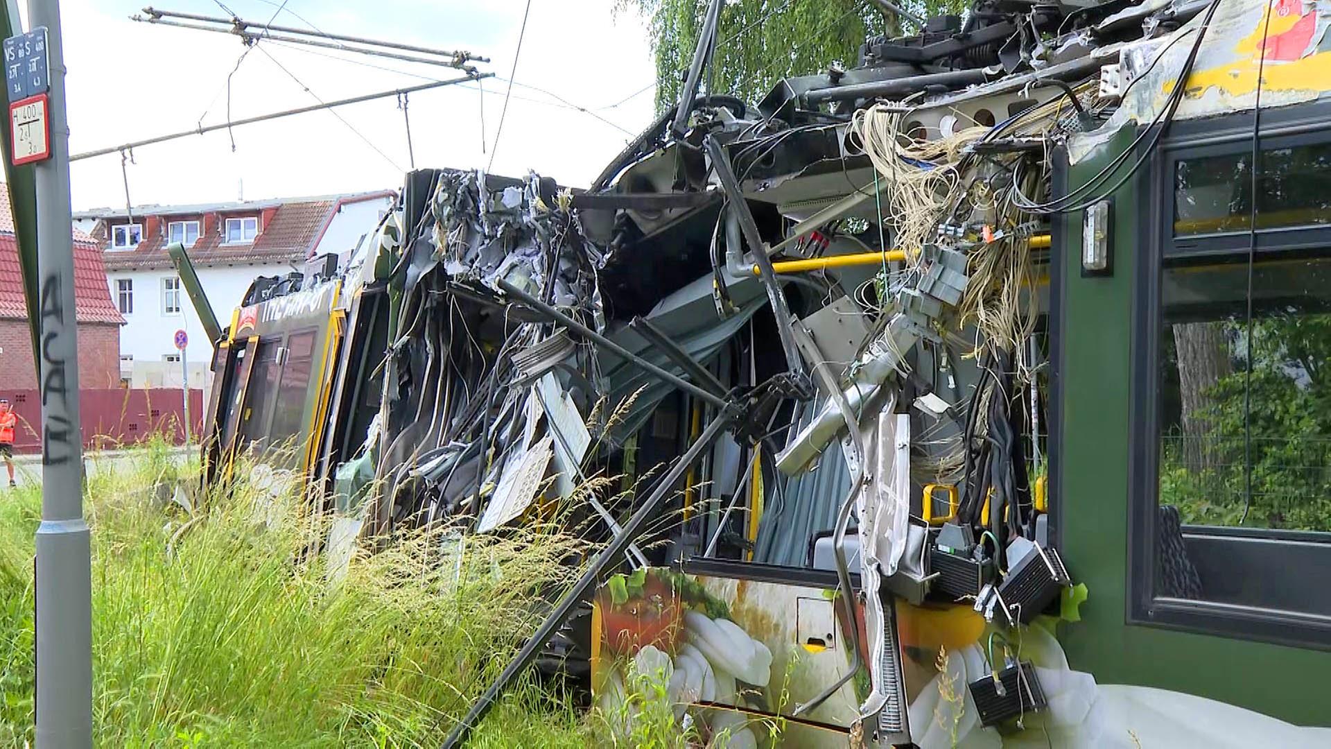Die zerstörte Straßenbahn am 02.06.2026 in Berlin-Hohenschönhausen (Quelle: TV News Kontor) | TV News Kontor