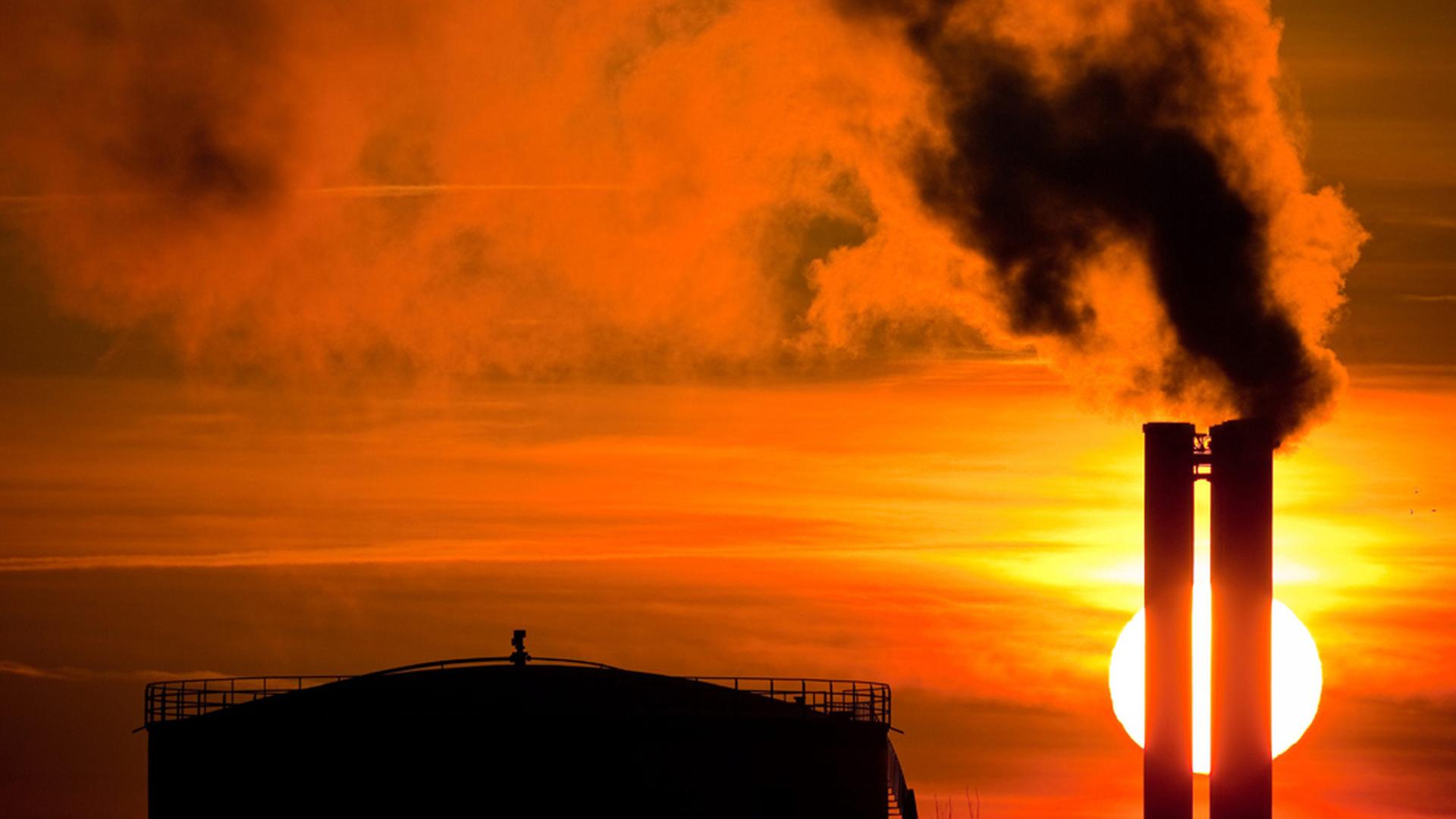 Qualmender Schornstein und Sonnenaufgang in Frankfurt an der Oder. | tagesschau