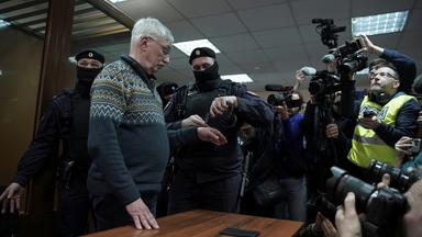 Ein Polizist legt Oleg Orlow in einem Gerichtssaal in Moskau (Russland) Handschellen an