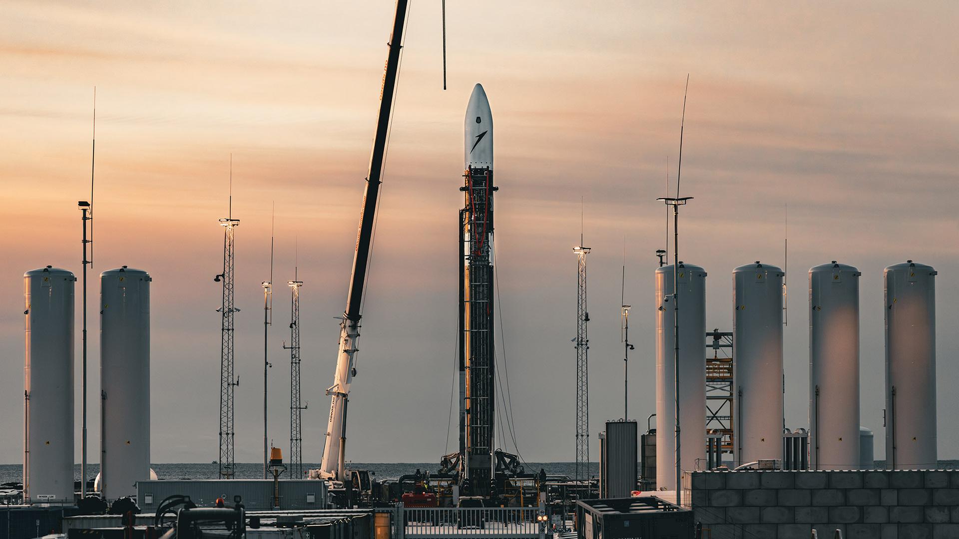 Eine Rakete des Typs Spectrum von Isar Aerospace auf dem Launchpad. | Wingmen Media/Isar Aerospace/dpa