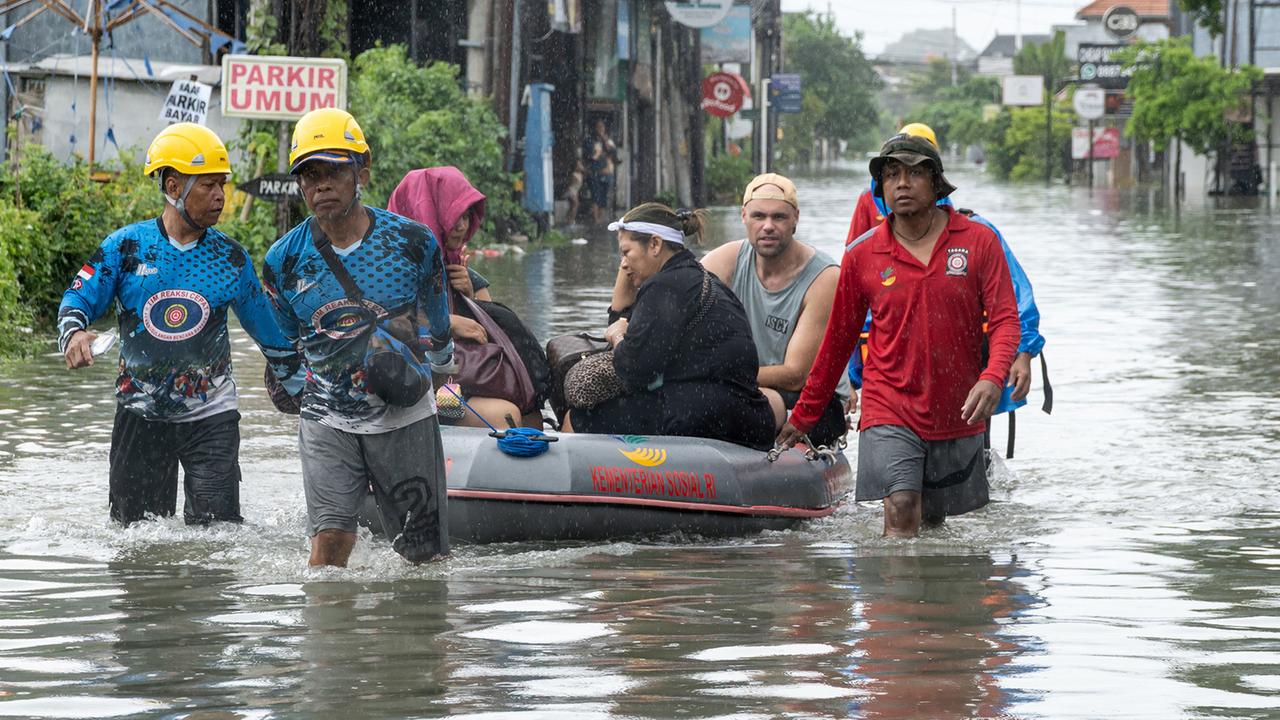 Evakuierungen wegen Überschwemmungen auf indonesischer Insel Bali