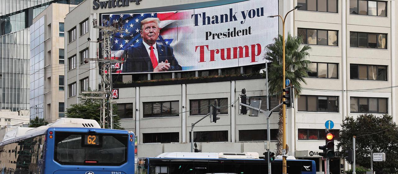 Auf einer Plakatwand an der Seite eines Gebäudes am Platz der Geiseln in Tel Aviv ist ein Bild von US-Präsident Donald Trump mit der Aufschrift "Thank you President Trump" zu sehen. | AFP Auf einer Plakatwand an der Seite eines Gebäudes am Platz der Geiseln in Tel Aviv ist ein Bild von US-Präsident Donald Trump mit der Aufschrift "Thank you President Trump" zu sehen.