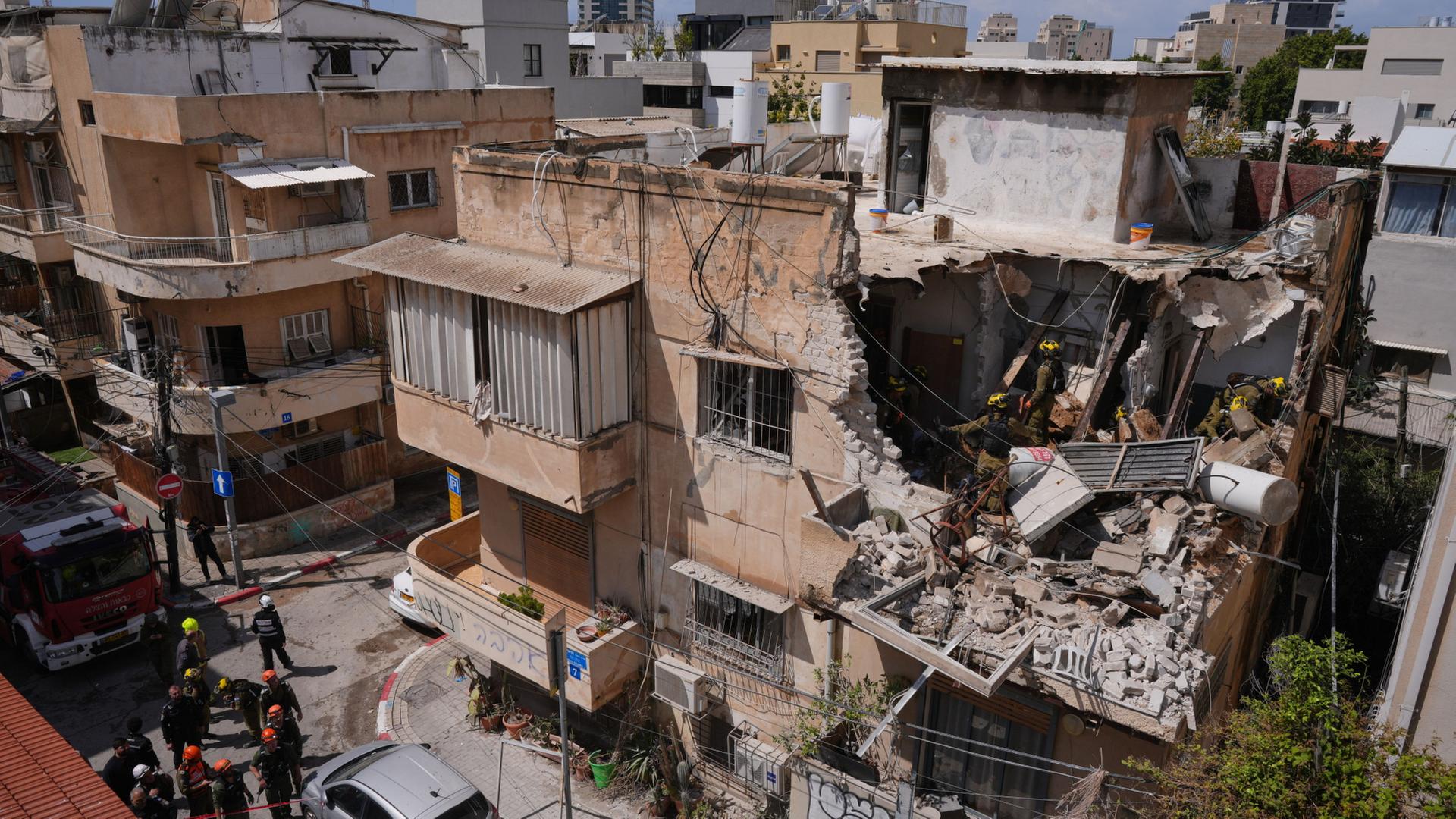 Aufnahme eines zerstörten Wohnhauses in Tel Aviv | Maya Levin/AP/dpa