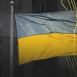 Die Flagge der Ukraine vor einem Wohnblock.