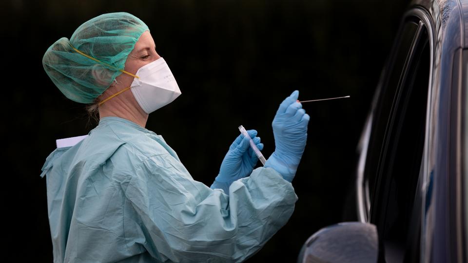 Eine Ärztin macht einen Corona-Test
